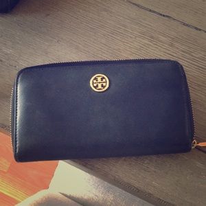 Authentic Tory Burch Robinson wallet.